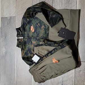 Boys 4 Nike track suit NWT